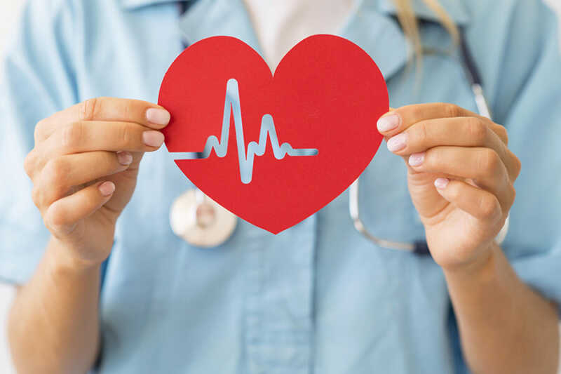 Engaño, infidelidad y corazón: cuando el impacto emocional también enferma al cuerpo 2 mujeres
