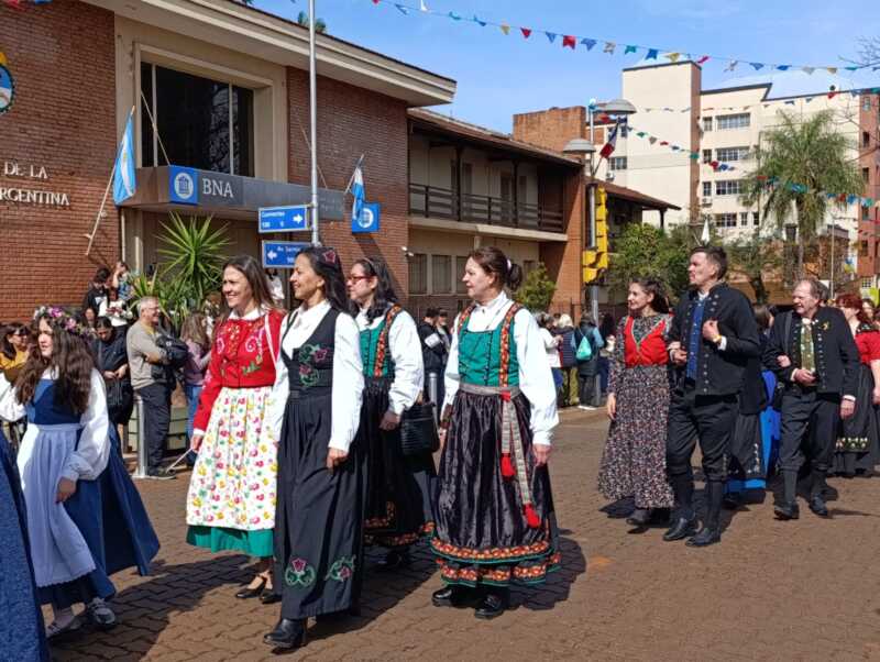 El Desfile de Colectividades iluminó Oberá este domingo 8 IMG 20250907 WA0227 - 7