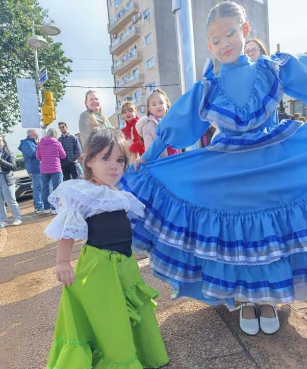 El Desfile de Colectividades iluminó Oberá este domingo 10 Imagen de WhatsApp 2025 09 07 a las 09.43.43 ee70d6d5 e1757257089804 - 9
