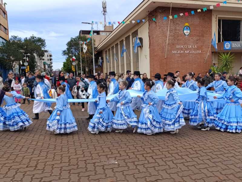 El Desfile de Colectividades iluminó Oberá este domingo 14 Imagen de WhatsApp 2025 09 07 a las 12.43.14 007d0d5f - 13