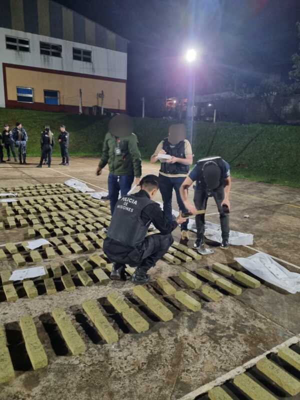 La Policía de Misiones incautó 332 kilos de marihuana prensada, distribuidos en 484 panes