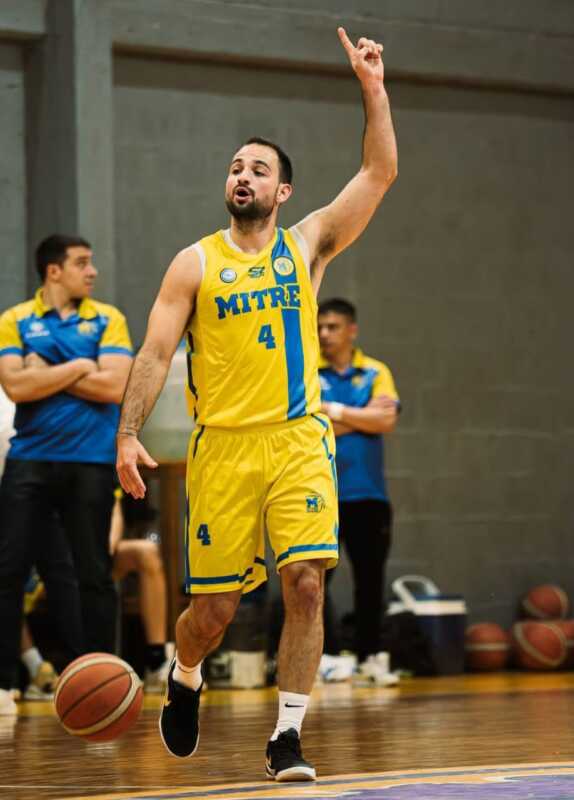Stefano Pierotti: “Mi viejo es el que más me impulsa en los momentos difíciles” 3 Stefano Pierotti habló de su lesión en Italia, el nivel del básquet europeo y el rol fundamental de su familia en su carrera deportiva.