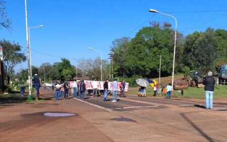 Montecarlo: docentes del MPL mantienen corte total en la Ruta 12 y el tránsito fue desviado docentes del MPL mantienen corte total en la Ruta 12