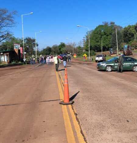 Montecarlo: docentes del MPL mantienen corte total en la Ruta 12 y el tránsito fue desviado 2 Paro docente sobre Ruta 12 en Montecarlo