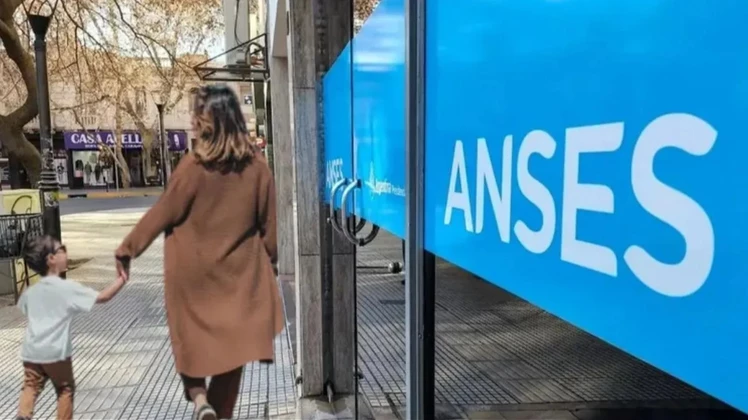 Conocé el calendario de pagos de noviembre con aumentos del 2,1% en todas las prestaciones 2 El pago mensual de la AUH incluye un 20% retenido que se entrega al presentar la Libreta AUH, garantizando el cumplimiento de controles escolares y de salud. - pagos