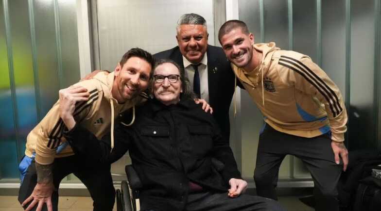 Saludo de Capitanes: sonrisas, miradas cómplices, las claves del encuentro entre Lionel Messi y Charly García messi