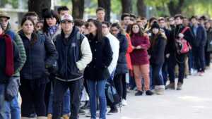 Más de un millón de argentinos continúan sin trabajo: Posadas muestra una leve mejora La desocupación bajó una décima respecto al año pasado, aunque más de un millón de argentinos continúan sin empleo.