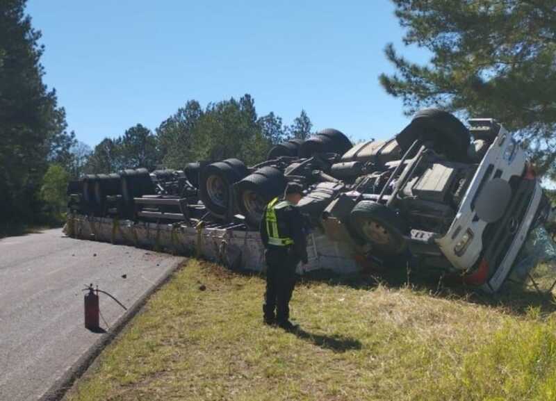 Dos de Mayo: un camión volcó en la ruta 211, el conductor salió ileso dos de mayo