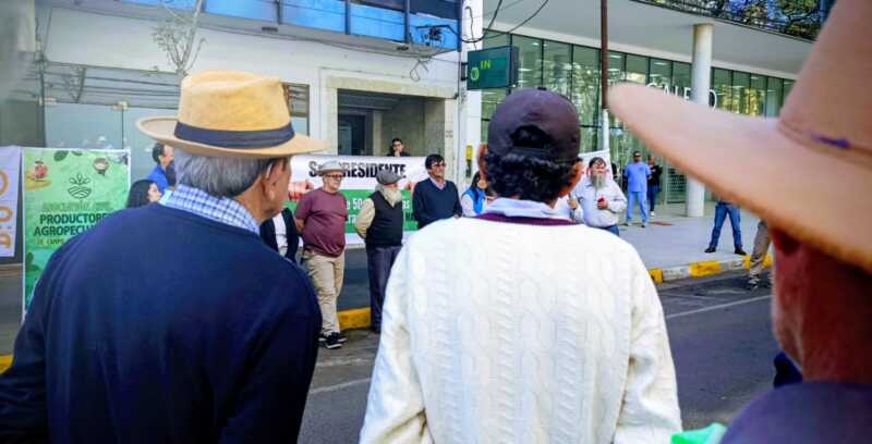 Productores yerbateros realizan un abrazo simbólico al INYM en Posadas La protesta visibilizó la crisis del sector yerbatero, marcada por la caída de precios y la falta de control en el mercado. inym