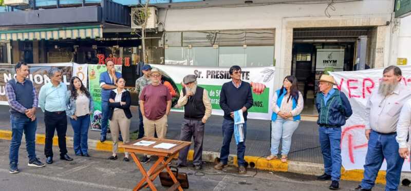 Productores yerbateros realizan un abrazo simbólico al INYM en Posadas 4 Productores se movilizaron para proteger sus chacras y exigir un precio justo de la yerba mate.