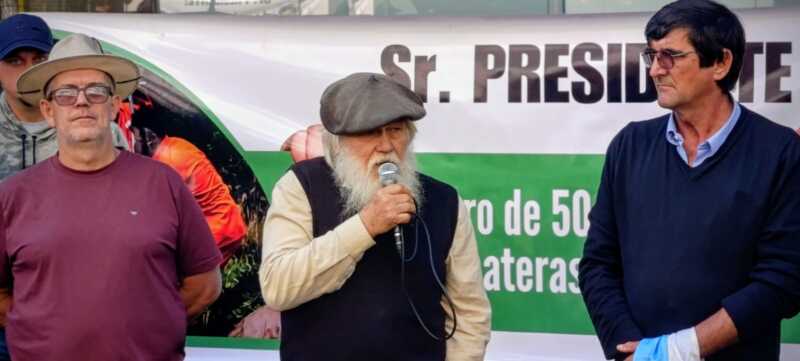 Productores yerbateros realizan un abrazo simbólico al INYM en Posadas 3 El abrazo simbólico dejó en evidencia la tensión entre productores, molinos y autoridades nacionales.