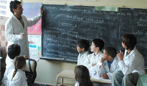 Siete de cada diez docentes de escuelas públicas en Misiones son el único sostén económico de su hogar 2 docentes