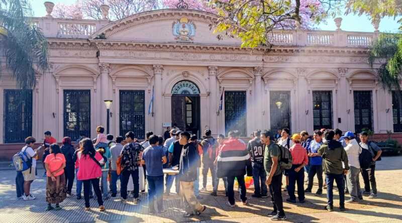 Comunidades mbyá levantan acampe en Posadas pero no se irán sin acta firmada por el Gobierno 3 l acta firmada en la Legislatura compromete al Estado a garantizar logística y a las comunidades a fijar prioridades en una mesa de diálogo.