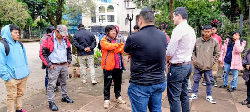 Segundo día de acampe Mbya en Posadas: más comunidades se suman al reclamo 1 “La tierra es nuestra casa grande y sin ella no hay supervivencia”, afirmó Hilario Moreira, frente a autoridades del gobierno.