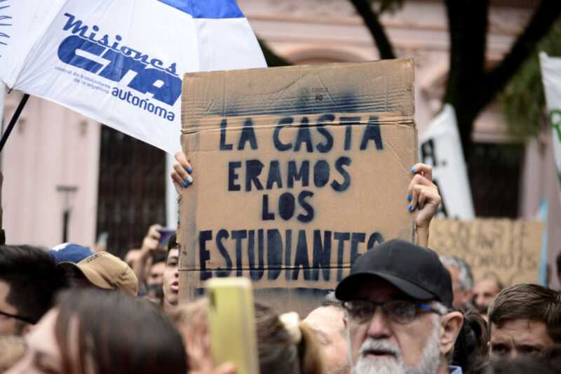 Universidades públicas vuelven a marchar contra el ajuste y el recorte presupuestario 8 universidades marcha federal - 7