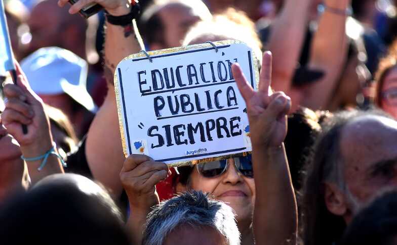 Universidades públicas vuelven a marchar contra el ajuste y el recorte presupuestario 3 Diputados
