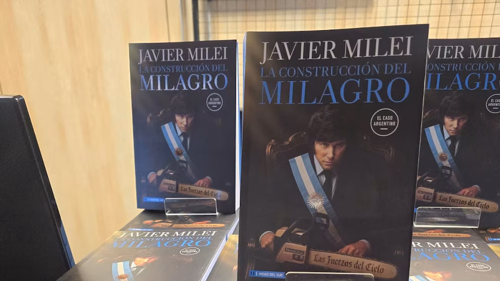 Milei presentó su libro con un show de rock y arengó a sus seguidores a “seguir firmes” 4 A33OSCVUQNG4XEOPFM6NLIACHI - 3