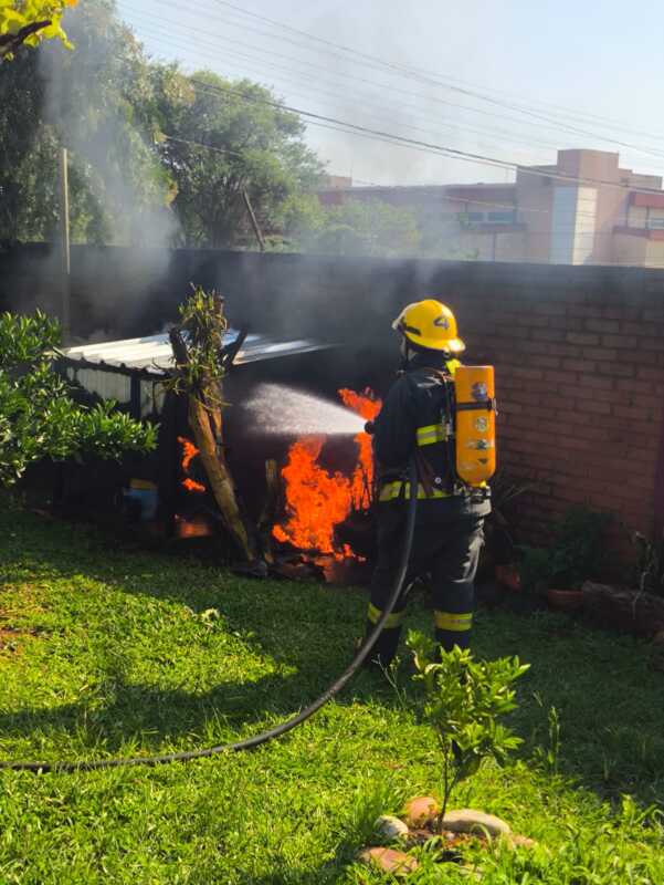 Incendio de un generador en Oberá movilizó a Bomberos: no hubo heridos 2 Fuerte explosión y fuego en un generador movilizó a Bomberos de Oberá