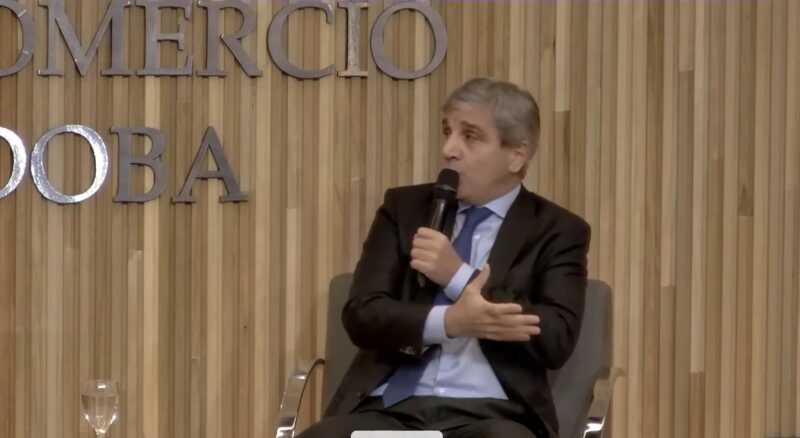 Caputo y una frase polémica contra quienes piden devaluar: “los cagaría a patadas en el culo” 4 caputo