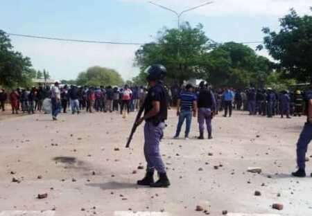 Represión en Villa Río Bermejito, el espejo del país El conflicto social en el norte del Chaco dejó heridos y una fuerte condena de organizaciones y organismos de derechos humanos.