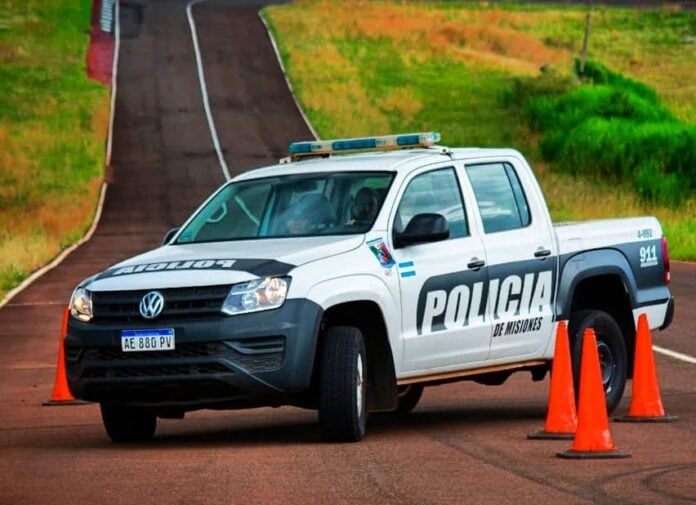 Colonia Victoria: Un tráiler que era estirado, volcó en la ruta 12 2 Polimis 4 e1709252051835 696x505 1 - 1