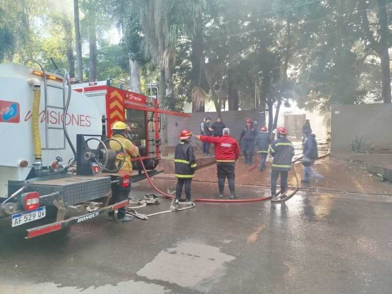Bomberos controlaron el incendio de una vivienda frente al monte El Acuerdo 8 bomberos incendio el acuerdo 2 - 7