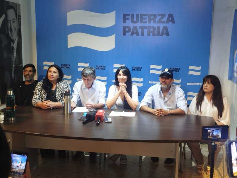 Cristina Brítez, Fuerza Patria en Misiones: “Somos la verdadera oposición que le pone un freno a Milei” 3 britez mesa frente patria - 2