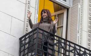 Causa Vialidad: Cristina Kirchner busca frenar el remate de 19 inmuebles de sus hijos cfk en el balcon - 1