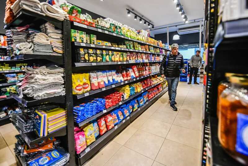 Ventas en retroceso y baja inversión: el escenario que sigue enfrentando el comercio La baja del poder adquisitivo y la competencia con Paraguay y Brasil golpean al comercio local.