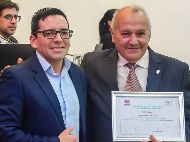 Dolor en la política misionera: despiden a Hernán Damiani en la Casa Radical de Posadas 1 Momento donde el concejal Velázquez le rinde homenaje a Damiani en el Concejo Deliberante de Posadas, reconociendo su trayectoria como abogado y su compromiso con la política entendida como vocación de servicio.