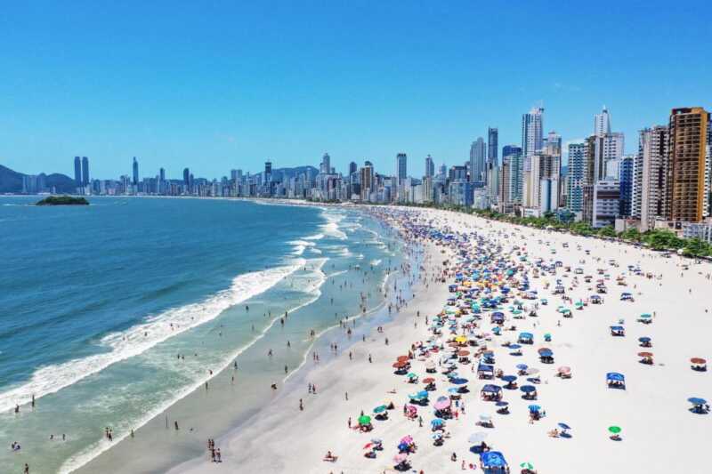 Temporada de verano 2026 en Brasil: expectativas y consejos para argentinos 1 Verano 2026 en Brasil: Joselo Saravia explica cómo aprovechar la temporada y evitar estafas en alquileres.