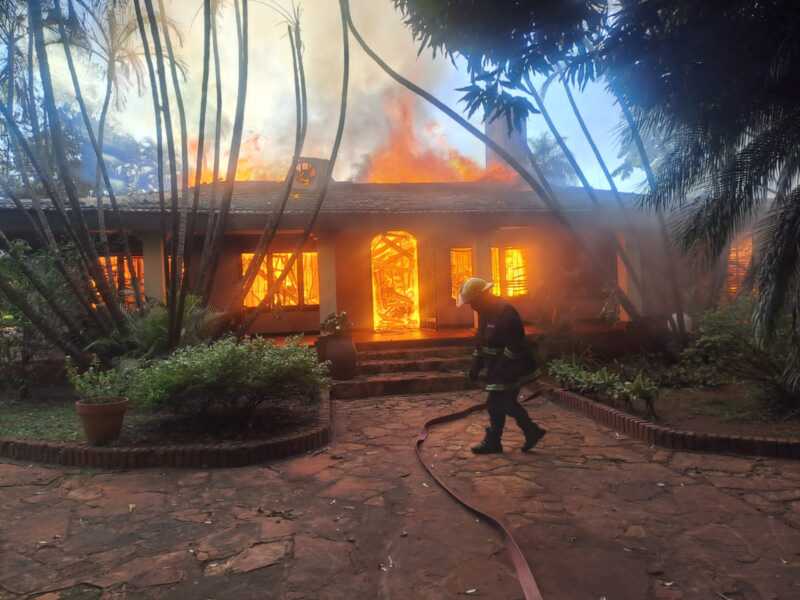 Bomberos controlaron el incendio de una vivienda frente al monte El Acuerdo 4 incendio acuerdo - 3