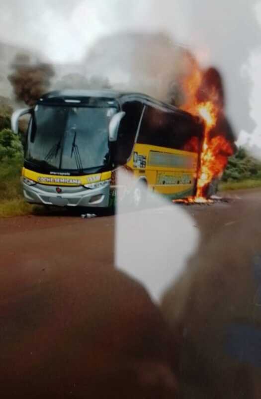 Susto en la ruta 17: un colectivo se incendió en Pozo Azul 2 incendio colectivo pozo azul