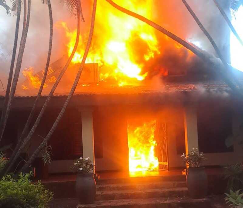 Bomberos controlaron el incendio de una vivienda frente al monte El Acuerdo incendio - 2