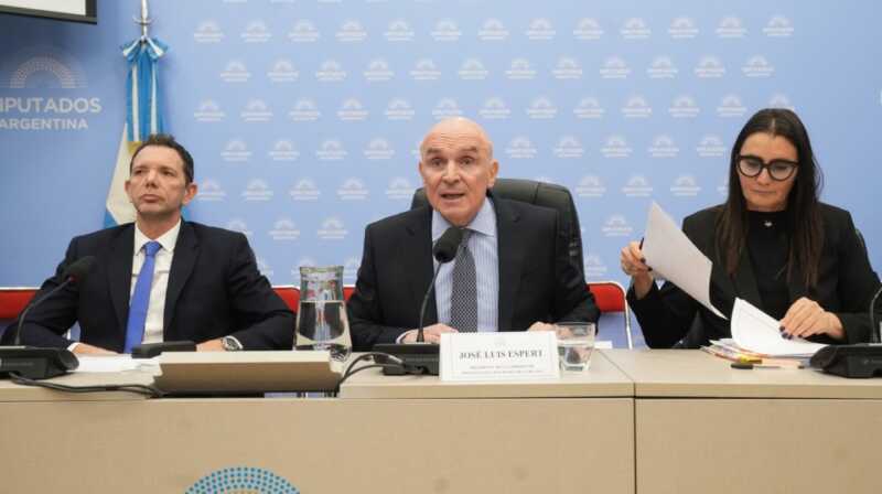 José Luis Espert también renunció a la Comisión de Presupuesto 2 El diputado libertario dejó su cargo en Diputados luego de admitir que recibió fondos de una empresa vinculada al empresario Fred Machado.