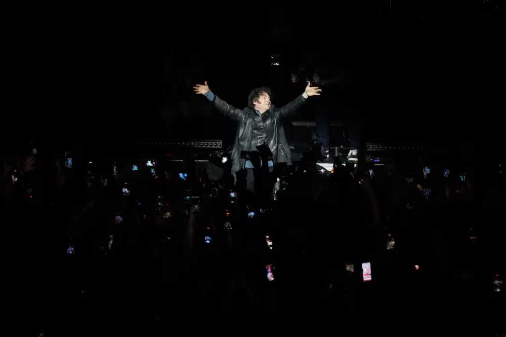 Milei presentó su libro con un show de rock y arengó a sus seguidores a “seguir firmes” Milei libro