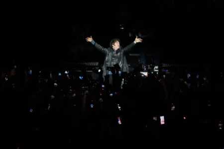 Milei presentó su libro con un show de rock y arengó a sus seguidores a “seguir firmes” Milei libro