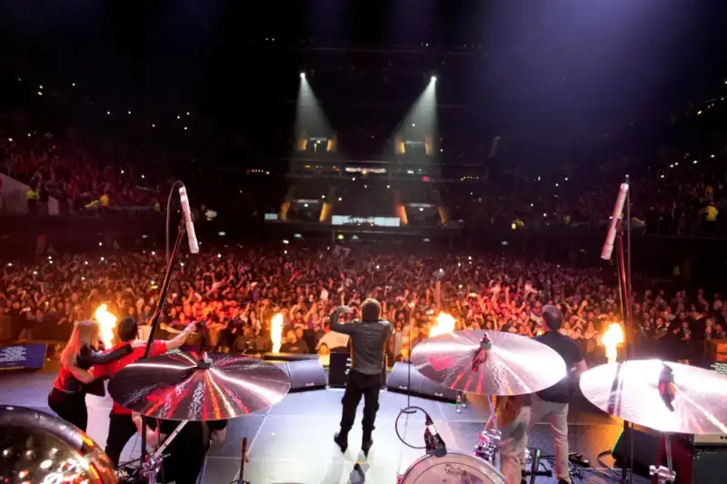 Milei presentó su libro con un show de rock y arengó a sus seguidores a “seguir firmes” 2 milei libro 1 - 1