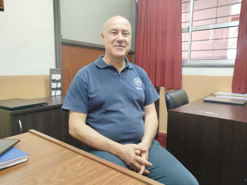 Cuatro colegios de Posadas guardarán los celulares de los alumnos durante las clases 2 padre leonardo nardin - 1