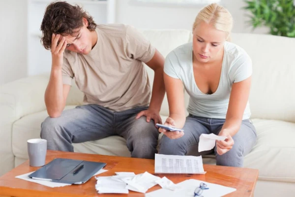 ¿Cómo incide la crisis económica familiar en la salud mental? pareja economia salud mental