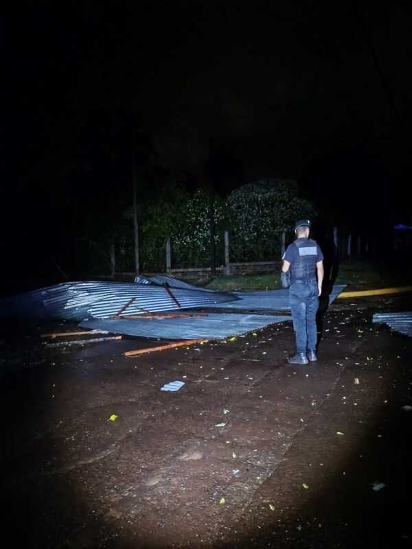 La Policía de Misiones desplegó un operativo de relevamiento tras las fuertes tormentas 2 policia tormentas 3 - 1
