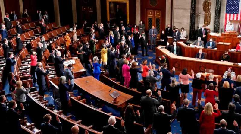 Crisis en Washington: empleados públicos buscan almuerzos gratuitos ante la falta de pago 3 Más de 36.000 comidas entregadas: aumenta la demanda entre empleados públicos afectados