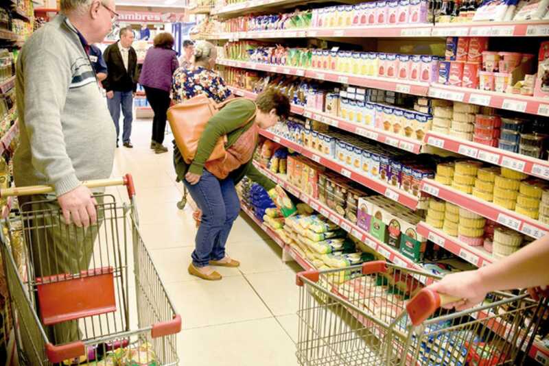 La inflación desacelera en origen, pero sigue impactando en góndolas y servicios.