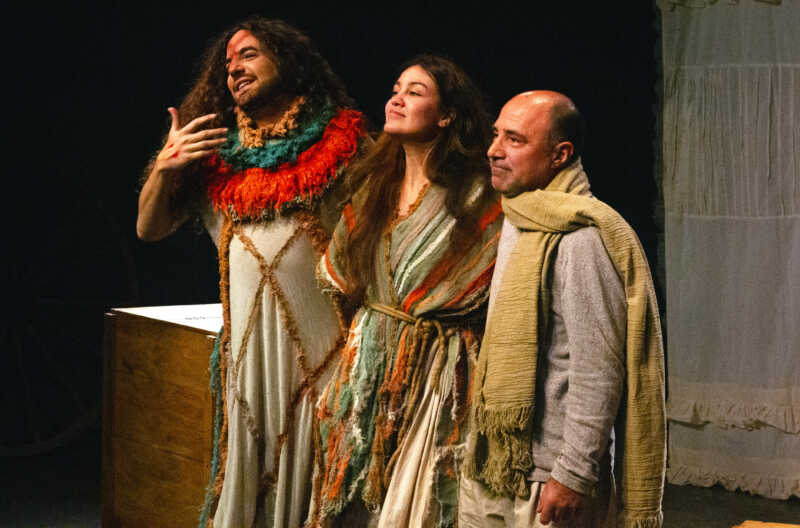 Les protagonistas de la obra junto al director musical Cesar Nigro - 7