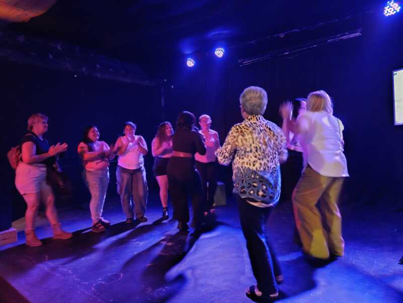 “Terapia de Desahogo”: una noche para cantar, bailar y liberar tensiones en Posadas 1 terapia de desahogo posadas