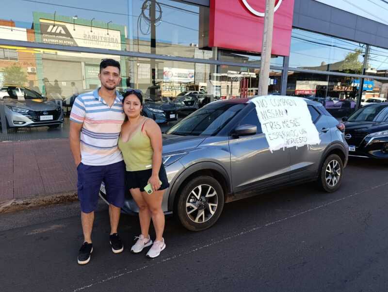 “No compren en Nissan”: una pareja reclama por falta de repuestos para su vehículo desde hace 3 meses Nissan