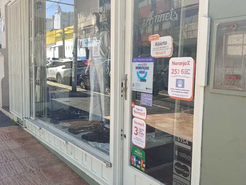 Comercios sienten la crisis en Posadas: “La gente está con miedo porque le falta plata” 6 boutique posadas - 5