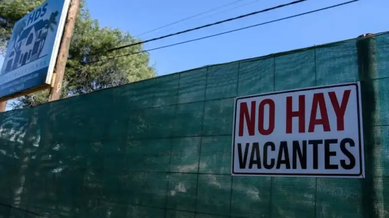 Fábricas apagadas y empleos perdidos, el rostro silencioso de la crisis productiva.