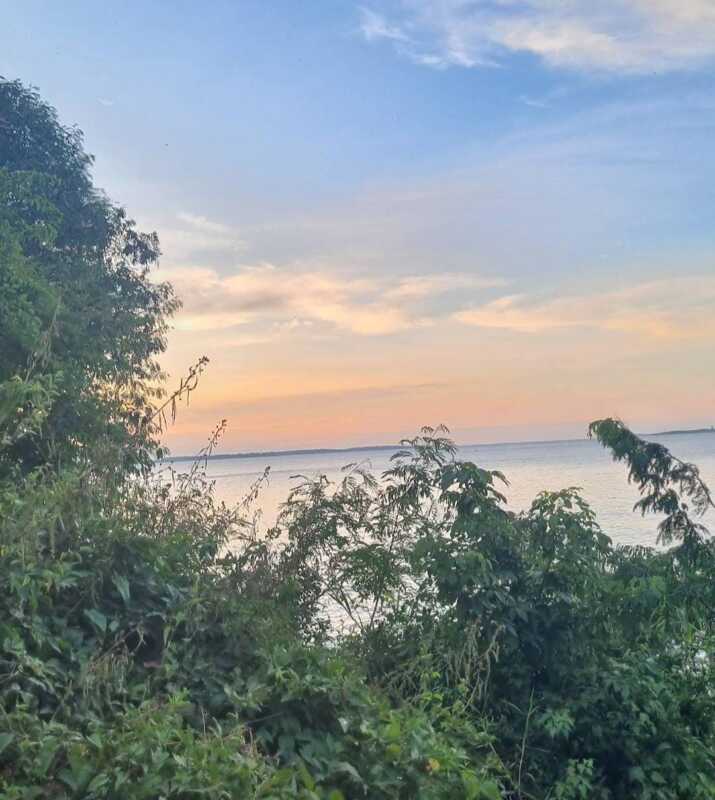 El Montecito de Villa Cabello: frenan una obra ilegal del Club Pira Pytá sobre la última costa natural de Posadas 2 En la costa de El Montecito, donde todavía se puede bajar entre piedras y tomar tereré a orillas del Paraná, los vecinos reclaman que se respete la categoría de reserva urbana ambiental.