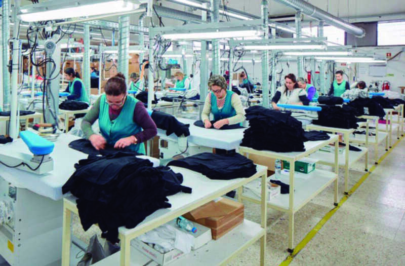 La economía argentina atraviesa una recuperación desigual: mientras el agro, la energía y la minería impulsan el crecimiento, el consumo y la industria continúan mostrando señales de debilidad.